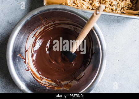 Le chocolat fondu dans un bol à mélanger Banque D'Images