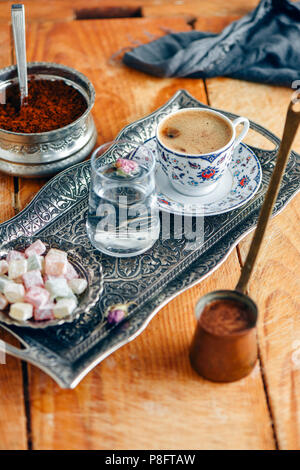Le café turc servi dans une tasse de café turc traditionnel dans un bac en cuivre un verre d'eau avec un pétale de rose et loukoums sur le côté. Un cop Banque D'Images