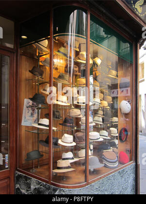 Hat Shop Window display à Barcelone Espagne Banque D'Images