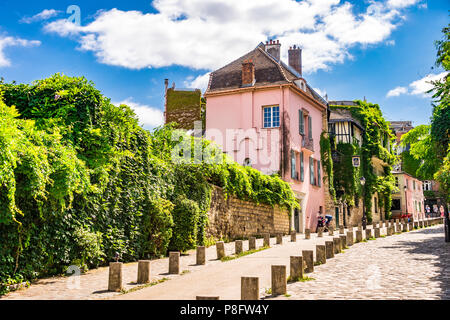 La célèbre rue de l'Abreuvoir et La Maison Rose à Montmartre, Paris, France Banque D'Images