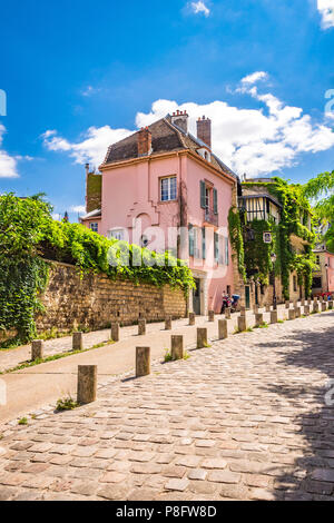 La célèbre rue de l'Abreuvoir et La Maison Rose à Montmartre, Paris, France Banque D'Images