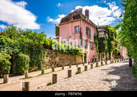 La célèbre rue de l'Abreuvoir et La Maison Rose à Montmartre, Paris, France Banque D'Images