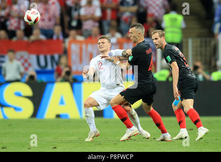 L'Angleterre Kieran Trippier (à gauche) batailles avec la Croatie Ivan Perisic (centre) et Ivan Strinic pendant la Coupe du Monde de football, demi-finale match au stade Luzhniki de Moscou. Banque D'Images