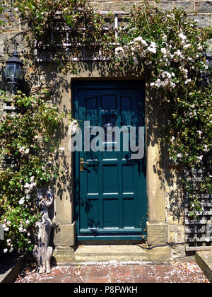 Joli Gîte porte et porte le Bleu / vert porte est entouré de fleurs sauvages situé dans super potagers dans une maison privée dans le Yorkshire du Sud Banque D'Images