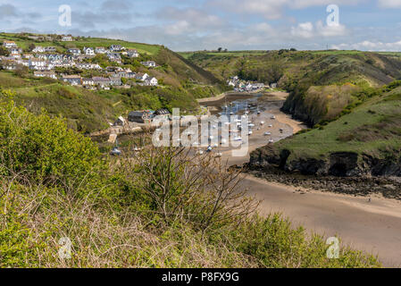 La vallée de la rivière à marée basse et village de Solva dans Pembrokeshire Banque D'Images