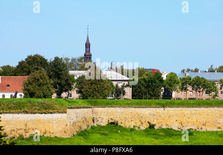 NARVA, ESTONIE - août 21, 2016 : l'un des bastions de l'Hermann Cstle. Sur l'arrière-plan est flèche de Old Town Hall Banque D'Images