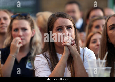 Des fans de l'Angleterre comme l'objectif d'égalisation du score de la Croatie lors de la Coupe du Monde de football, demi-finale match entre la Croatie et l'Angleterre à l'Chien et Fox pub dans Wimbledon Village. Banque D'Images