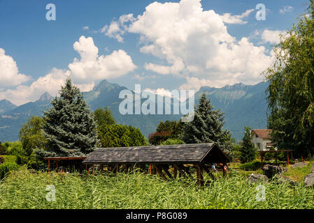 Un tunnel ferroviaire sur le chemin de fer miniature au Parc suisse des Vapeurs sur le lac Léman le Bouveret Suisse Banque D'Images