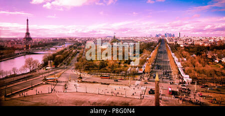 Romantique Paris vue panoramique aérienne de célèbre ville d'icônes. La Tour Eiffel, les Champs Elysées, l'Obélisque. Pink sky reflète dans la Seine. Belle Ville Banque D'Images