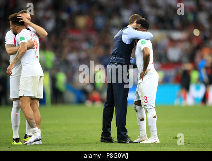 Gestionnaire de l'Angleterre Gareth Southgate embrasse Danny Rose (à droite) après la Coupe du Monde de football, demi-finale match au stade Luzhniki de Moscou. Banque D'Images