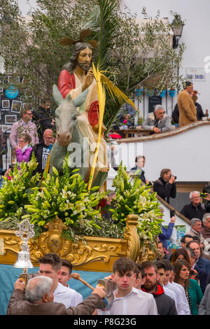 La Semaine Sainte. Procession des Rameaux, la semaine de Pâques. Village blanc de Mijas, à la province de Malaga, Costa del Sol, Andalousie, Espagne Europe Banque D'Images