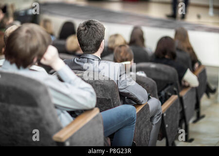 Cours d'affaires, auditeurs assis dans des conférences dans la salle de conférence moderne Banque D'Images