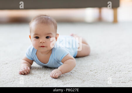 Sweet Little asian baby boy lying on floor Banque D'Images