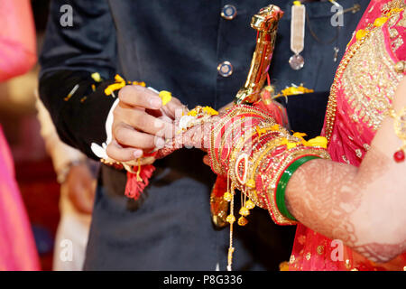 Groom indiens mettant sur bague mariée indienne Banque D'Images