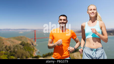 Couple running sur golden gate bridge background Banque D'Images