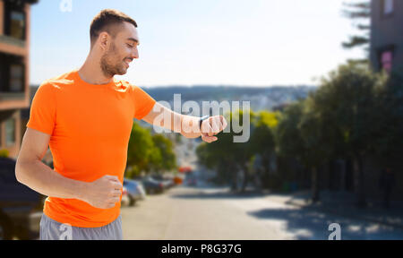 Homme avec smart watch ou suivi de remise en forme Banque D'Images