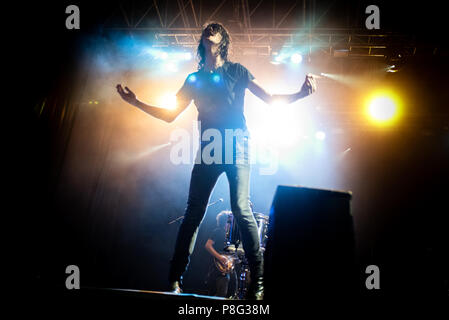 Fabriano, Italie. 10 juillet, 2018. Le chanteur et auteur-compositeur de rock italien Francesco Motta, vaut mieux savoir simplement comme Motta, en live sur la scène du Festival des fleurs 2018. Credit : Alessandro Bosio/Pacific Press/Alamy Live News Banque D'Images