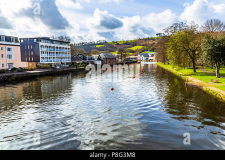 Nouveaux appartements sur la rivière Dart à Totnes, Devon. Banque D'Images