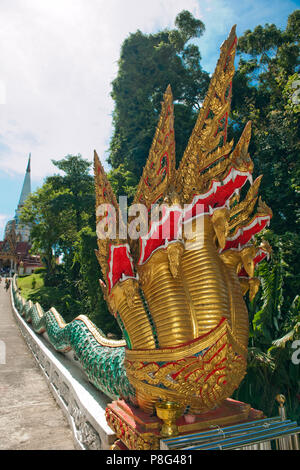 Statue de Naga, le serpent, le cobra royal, dirigé plusieurs Wat Bang Riang, temple de buddhistic, Thap mis, Amphoe hap mis, province de Phang Nga, Thailande, Asie Banque D'Images