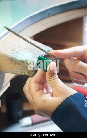 Artisan au travail qui produit des Bijoux de costume Banque D'Images