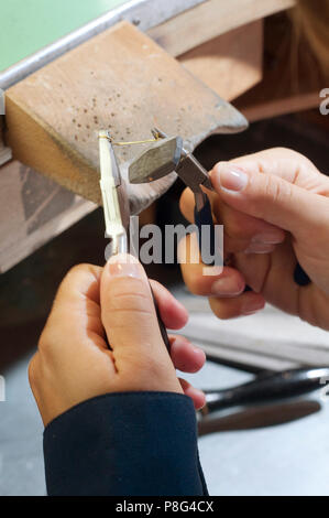 Artisan au travail qui produit des Bijoux de costume Banque D'Images