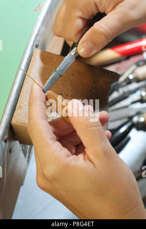Artisan au travail qui produit des Bijoux de costume Banque D'Images
