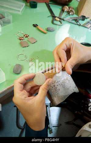 Artisan au travail qui produit des Bijoux de costume Banque D'Images