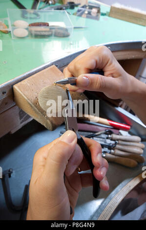 Artisan au travail qui produit des Bijoux de costume Banque D'Images