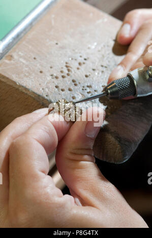 Artisan au travail qui produit des Bijoux de costume Banque D'Images