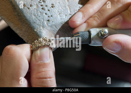 Artisan au travail qui produit des Bijoux de costume Banque D'Images