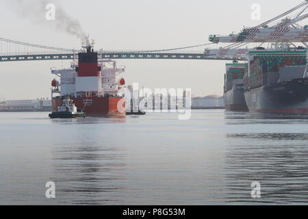 Chimie/pétrole Transporteur de produits, STRIMON, assisté par des remorqueurs, entre dans le chenal principal de Los Angeles au Port de Los Angeles, Californie, USA. Banque D'Images