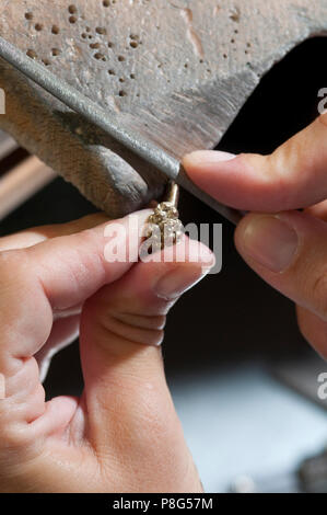 Artisan au travail qui produit des Bijoux de costume Banque D'Images