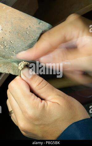 Artisan au travail qui produit des Bijoux de costume Banque D'Images