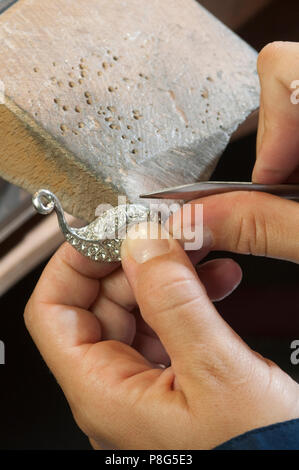 Artisan au travail qui produit des Bijoux de costume Banque D'Images