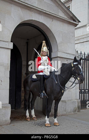Londres, montent la garde, l'entrée au Musée Parade Horseguards, Royaume-Uni, Europe Banque D'Images