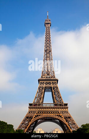 La Tour Eiffel, du Champ de Mars, Paris, France, Europe Banque D'Images