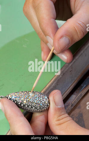 Artisan au travail qui produit des Bijoux de costume Banque D'Images