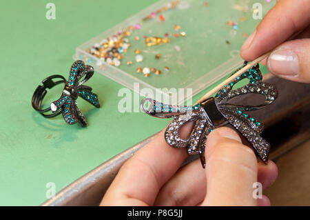 Artisan au travail qui produit des Bijoux de costume Banque D'Images