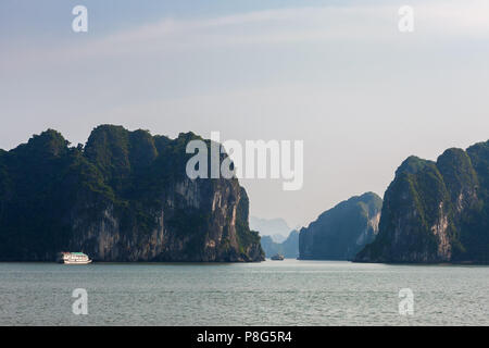 Le canal entre narow Đảo ; ou Poulo Condore Đầu Gỗ et hòn Accrocher Sò, deux des centaines d'îles dans la baie d'Ha Long, Quảng Ninh Province, Viet Nam Banque D'Images