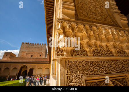 Patio de los Arrayanes. La sculpture en plâtre décoratif mural travaux dans le Palais nasride. Alhambra, UNESCO World Heritage Site. La ville de Grenade. L'Andalousie, S Banque D'Images