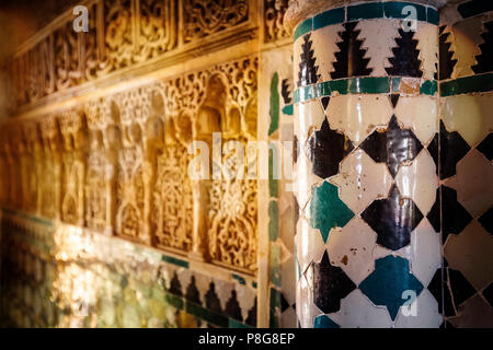 La sculpture en plâtre décoratif mural travaux dans le Palais nasride. Alhambra, UNESCO World Heritage Site. La ville de Grenade. Andalousie, Espagne du sud Europe Banque D'Images