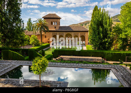 Torre de las Damas. Jardins, Alberca et fontaines. El Partal, palais Nazaries. Alhambra, UNESCO World Heritage Site. La ville de Grenade. L'Andalousie, dans le sud de Banque D'Images