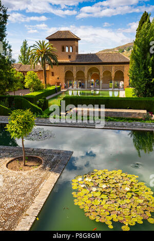 Torre de las Damas. Jardins, Alberca et fontaines. El Partal, palais Nazaries. Alhambra, UNESCO World Heritage Site. La ville de Grenade. L'Andalousie, dans le sud de Banque D'Images