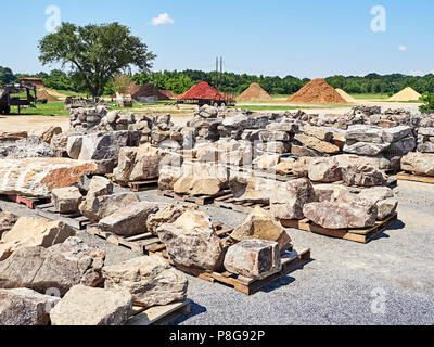 Triage des matériaux d'aménagement paysager avec de grosses roches et pierres utilisées dans les travaux de construction d'aménagement paysager à Montgomery, en Alabama, USA. Banque D'Images