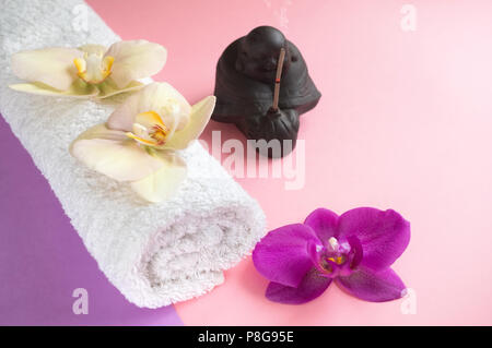 Beau savon dans la forme de fleurs et de serviette avec des fleurs de lavande pour des soins spa sur un fond bicolore. Focus sélectif. Banque D'Images