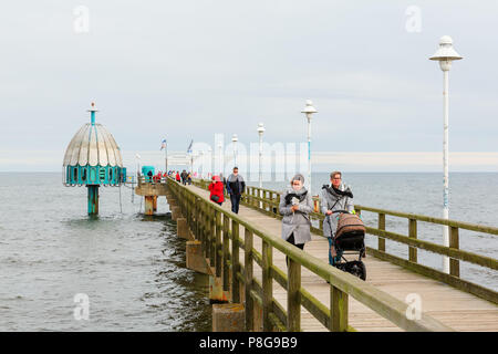 Zinnowitz, Allemagne - 24 octobre 2017 : plongée en gondole à la jetée Zinnowitz avec des personnes non identifiées. C'est une attraction touristique principale, installé 2006 Banque D'Images