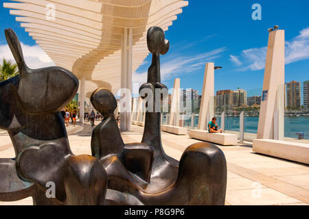 Des sculptures modernes. Muelle Uno. Un Dock. Promenade en bord de mer sur le port, la ville de Malaga. Costa del Sol, Andalousie. Le sud de l'Espagne Europe Banque D'Images