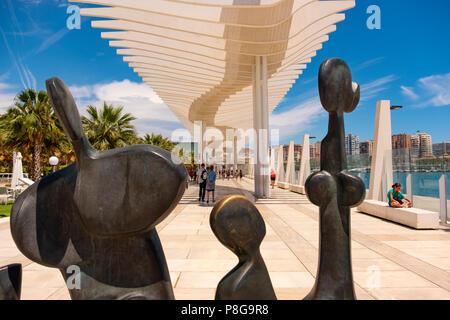 Des sculptures modernes. Muelle Uno. Un Dock. Promenade en bord de mer sur le port, la ville de Malaga. Costa del Sol, Andalousie. Le sud de l'Espagne Europe Banque D'Images