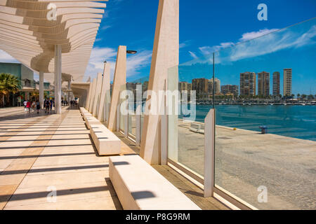 Muelle Uno. Un Dock. Promenade en bord de mer sur le port, la ville de Malaga. Costa del Sol, Andalousie. Le sud de l'Espagne Europe Banque D'Images