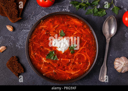 L'ukrainien et russe rouge traditionnel - soupe borsch, vue d'en haut. Banque D'Images